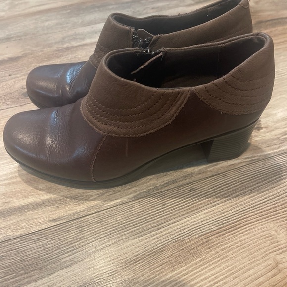 Clarks Bendables Bootie Womens 8.5M Brown Leather Side Zip Block Heel - Picture 3 of 7